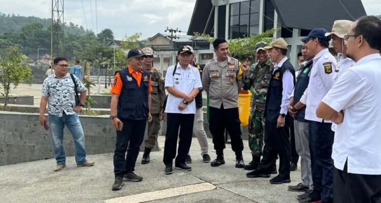 Banjir rob Palabuhanratu Sukabumi Jabar menyisakan pengungsi 80 KK dari dua desa.